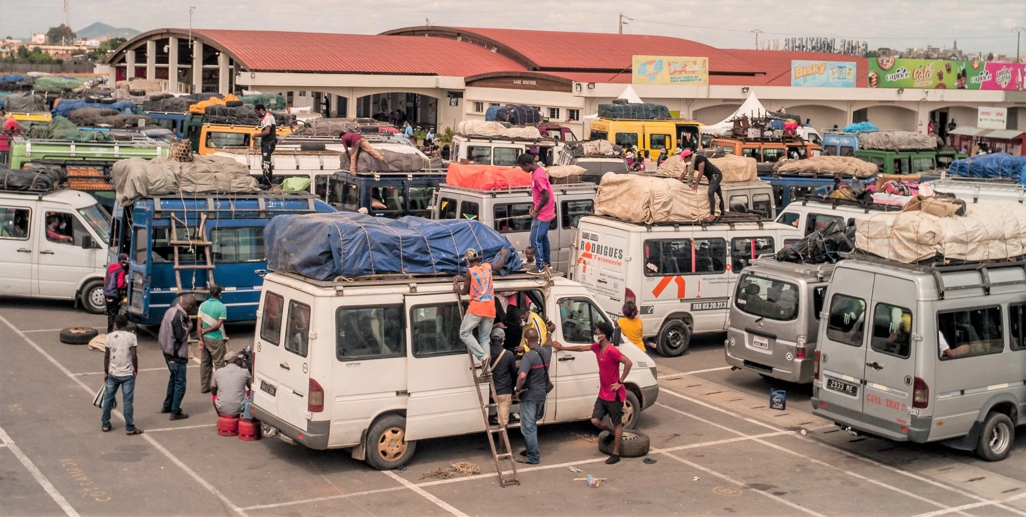 À la gare routière d’Antananarivo, la capitale de Madagascar, ces travailleurs repartent chez eux faute d’avoir pu trouver de quoi faire vivre leur famille à cause d’un confinement prolongé. Alors que les pays les plus pauvres du monde cherchent à relancer leur croissance et redonner du travail à un maximum de personnes, l’adoption d’une stratégie visant à « reconstruire en mieux » se justifie pleinement. (Photo : Henitsoa Rafalia / Banque mondiale)